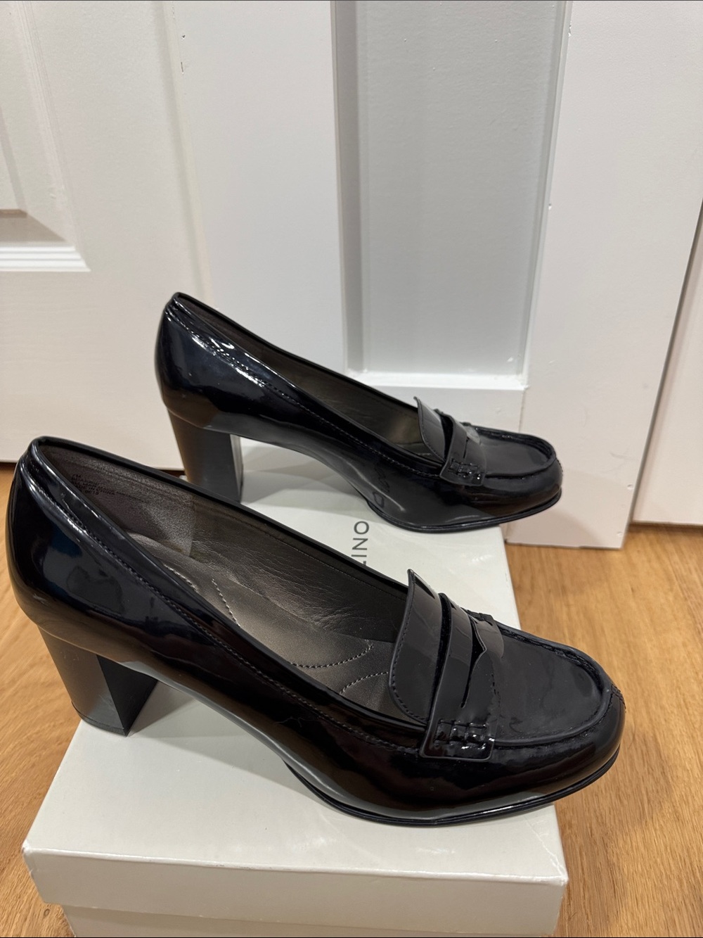 Bandolino Black Patent Leather Block Heel Penny Loafers Sz 7 barely worn w box - Picture 4 of 12